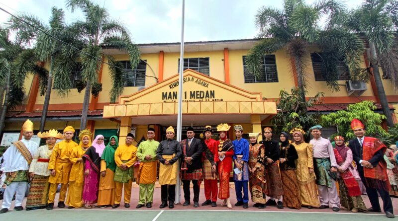 Peringatan Hari Pendidikan Nasional 2023 di MAN 1 Medan, Diwarnai dengan Ragam Busana Daerah