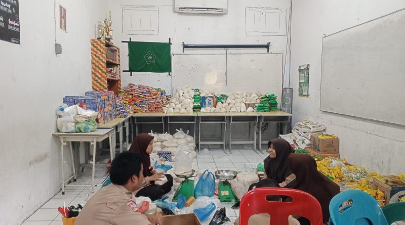 Peduli Sesama, MAN 1 Medan Salurkan Bantuan Sembako melalui Bakti Sosial